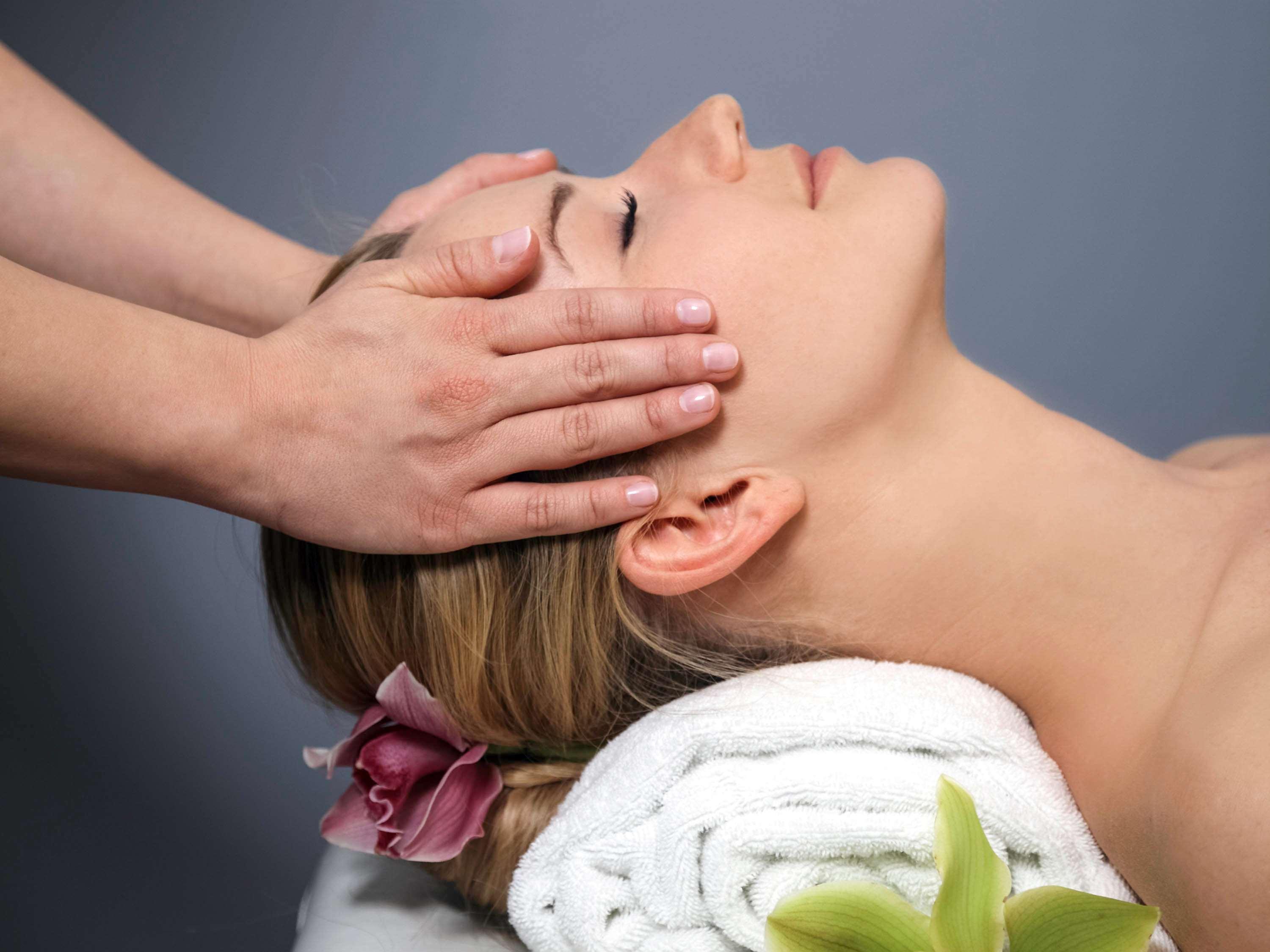 Sofitel Grand Sopot Hotel Luaran gambar A woman receiving a head massage