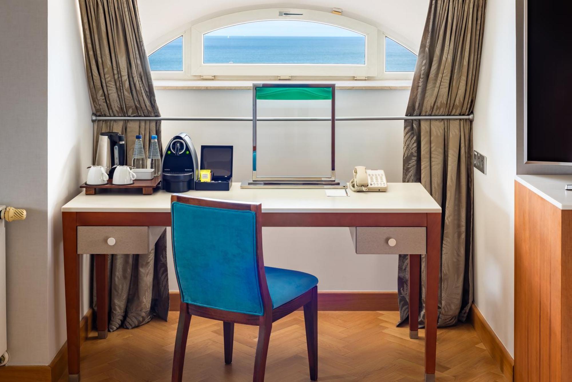 Sofitel Grand Sopot Hotel Luaran gambar A work desk in a hotel room