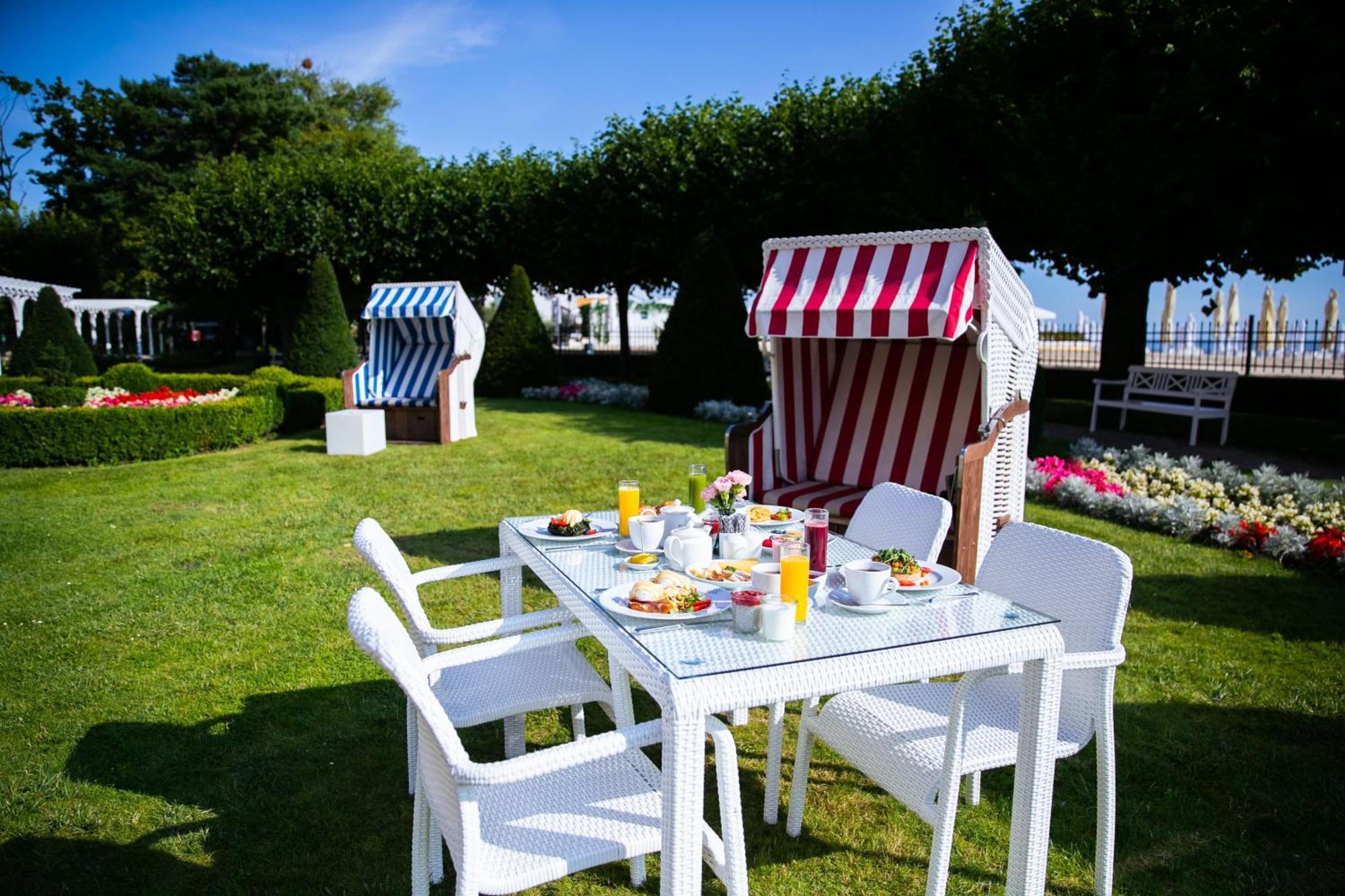 Sofitel Grand Sopot Hotel Luaran gambar The beach chairs in the hotel's garden